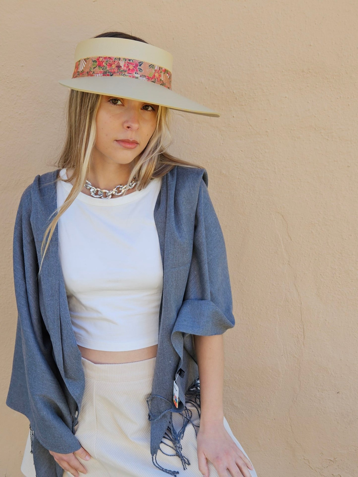 Beige "LadyEVA" Visor Hat with Deep Red Floral Band