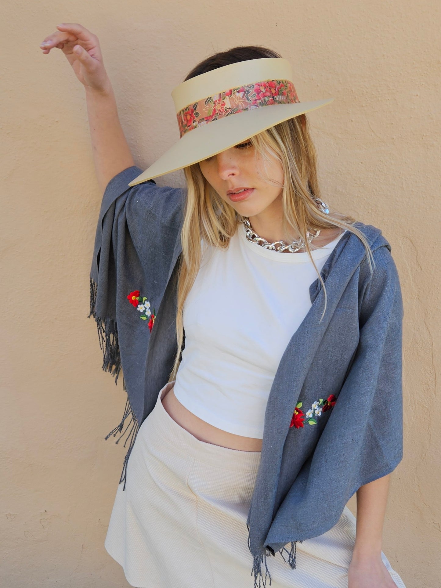 Beige "LadyEVA" Visor Hat with Deep Red Floral Band