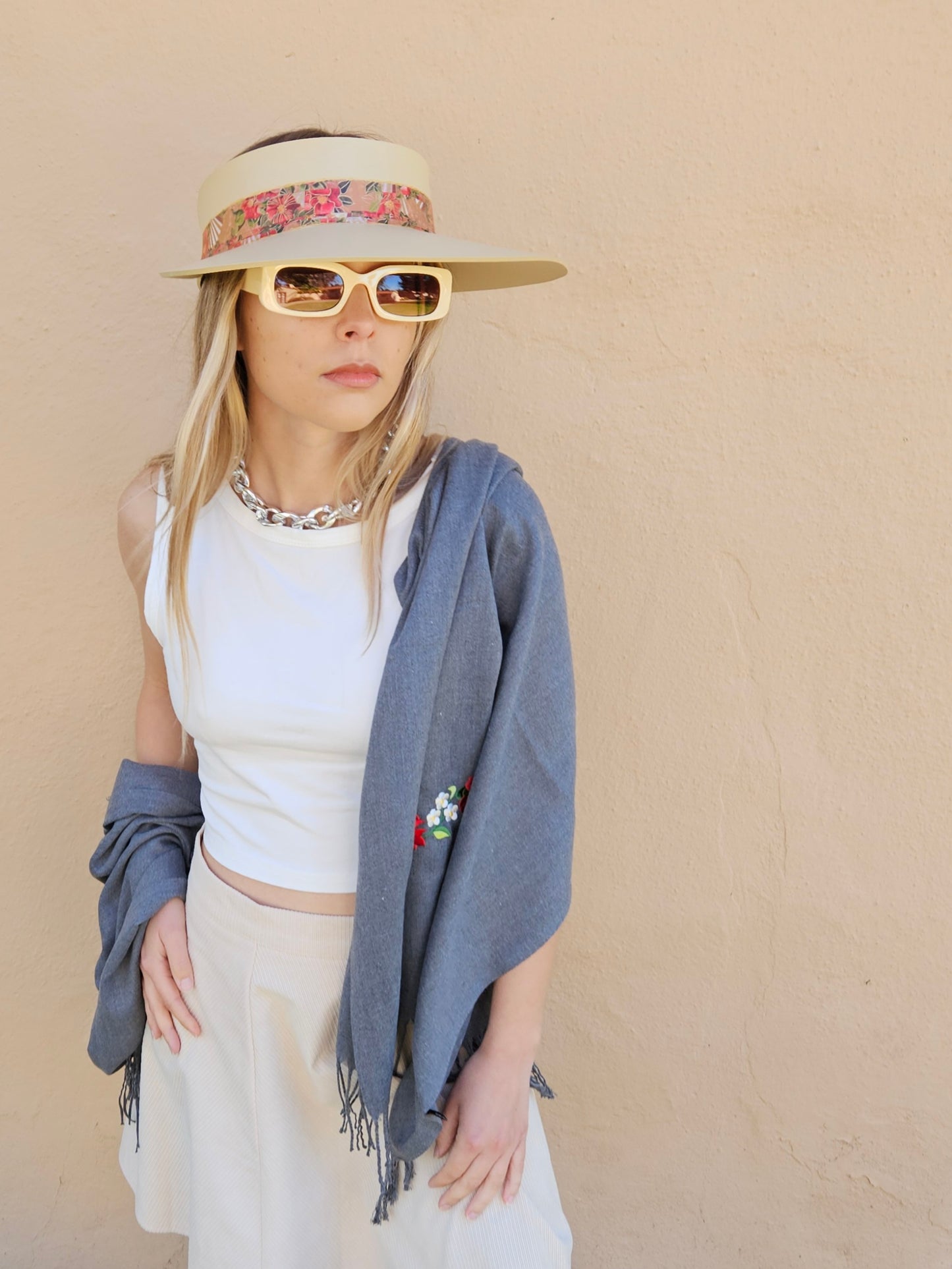 Beige "LadyEVA" Visor Hat with Deep Red Floral Band