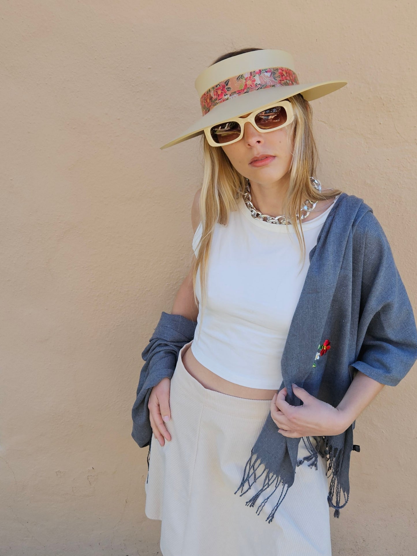 Beige "LadyEVA" Visor Hat with Deep Red Floral Band