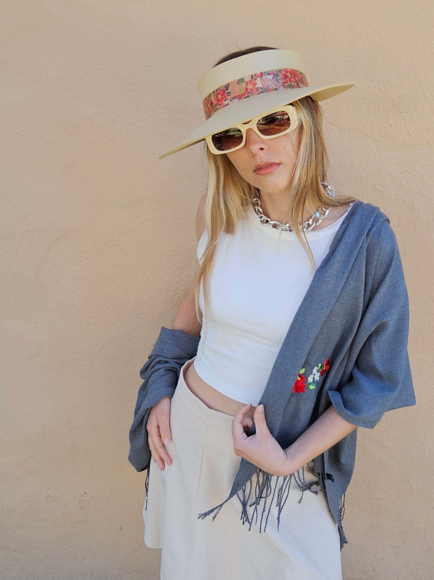 Beige "LadyEVA" Visor Hat with Deep Red Floral Band