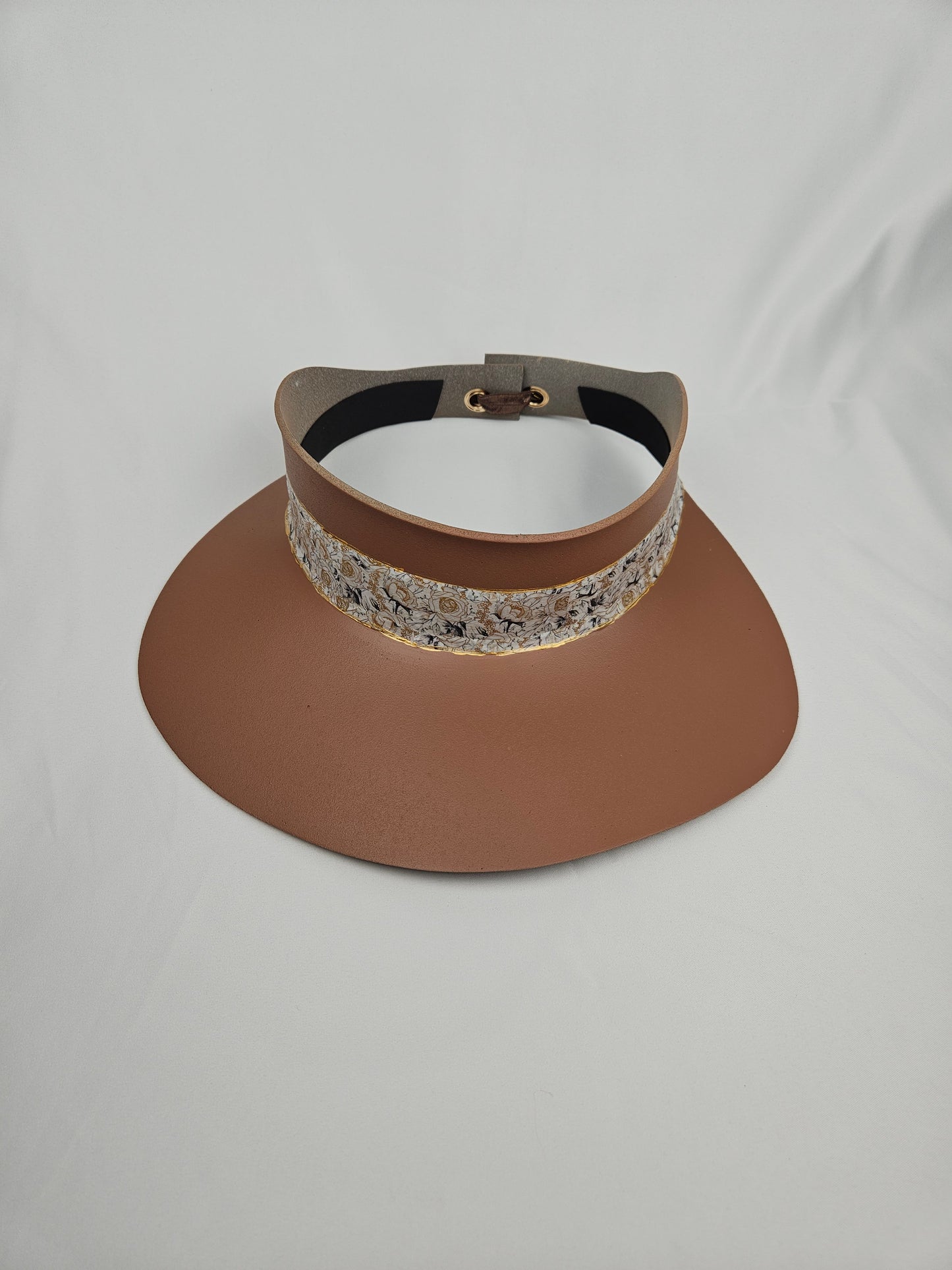 Caramel Brown Audrey Sun Visor Hat with White and Gold Floral Band: 1950s, Walks, Brunch, Tea, Golf, Wedding, Church, No Headache, Easter, Pool, Beach, Big Brim