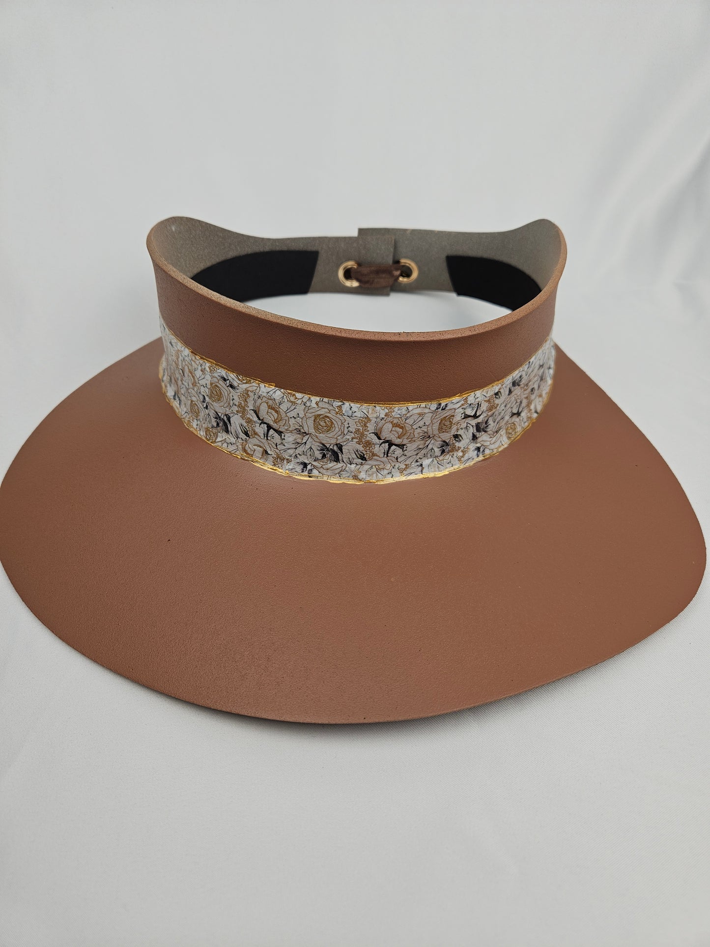 Caramel Brown Audrey Sun Visor Hat with White and Gold Floral Band: 1950s, Walks, Brunch, Tea, Golf, Wedding, Church, No Headache, Easter, Pool, Beach, Big Brim