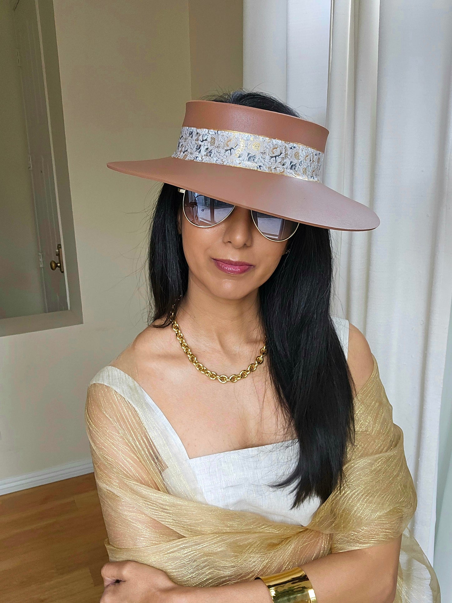 Caramel Brown Audrey Sun Visor Hat with White and Gold Floral Band: 1950s, Walks, Brunch, Tea, Golf, Wedding, Church, No Headache, Easter, Pool, Beach, Big Brim