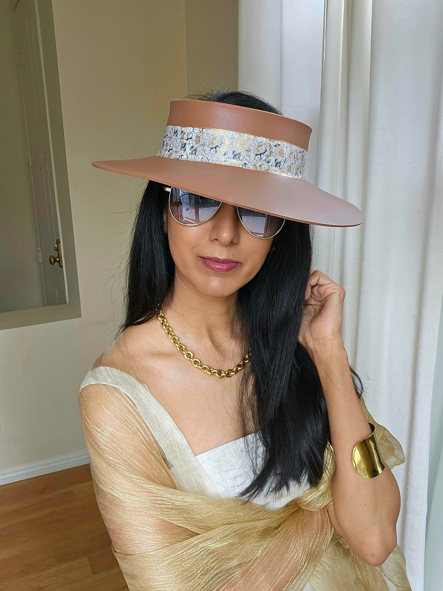 Caramel Brown Audrey Sun Visor Hat with White and Gold Floral Band: 1950s, Walks, Brunch, Tea, Golf, Wedding, Church, No Headache, Easter, Pool, Beach, Big Brim