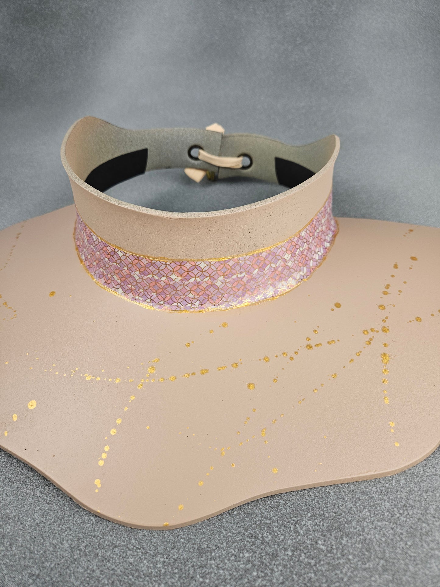 Peachy Beige Lotus Sun Visor Hat with Shimmery Light Pink Geometric Band and Gold Paint Splatter Effect: UV Resistant, Walks, Brunch, Golf, Wedding, Church, No Headache, 1950s, Pool, Beach, Big Brim, Summer