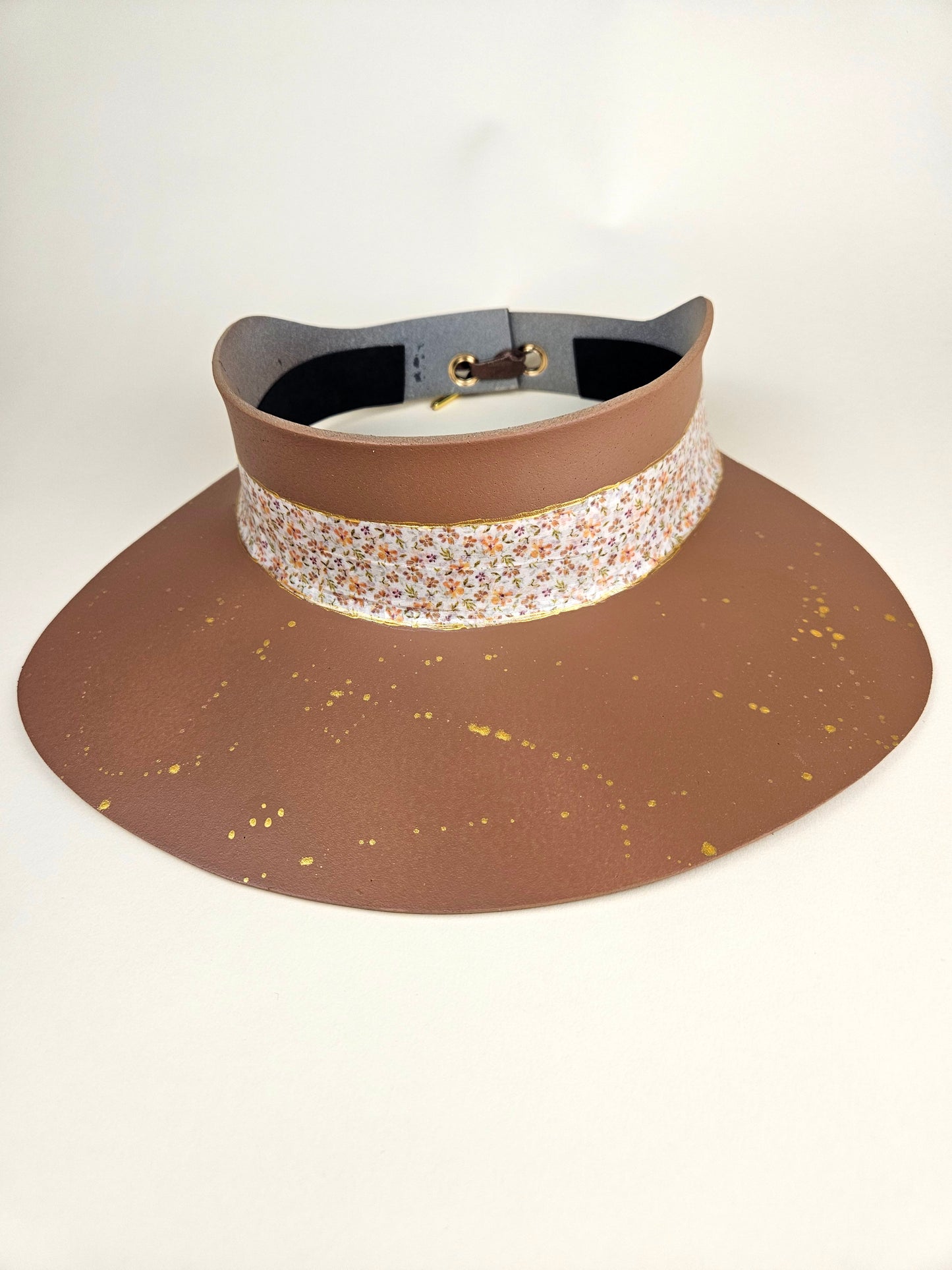 Caramel Brown Audrey Sun Visor Hat with Fancy Orange Floral Band and Gold Paint Splatter Effect: UV Resistant, Walks, 1950s, Brunch, Tea, Golf, Wedding, Church, No Headache, Easter, Pool, Beach, Big Brim