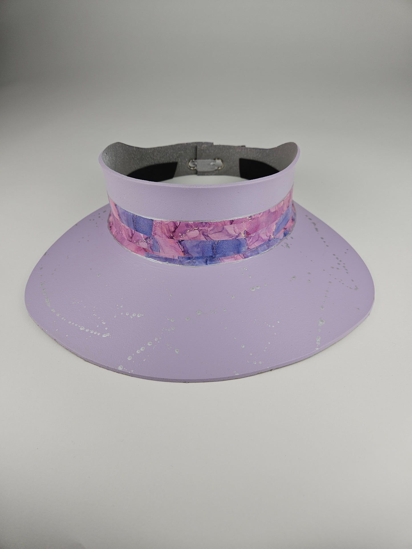 Lilac Purple Audrey Sun Visor Hat with Elegant Multicolor Marbled Band and Silver Paint Splatter Effect: 1950s, Walks, Brunch, Asian, Golf, Summer, Church, No Headache, Pool, Beach