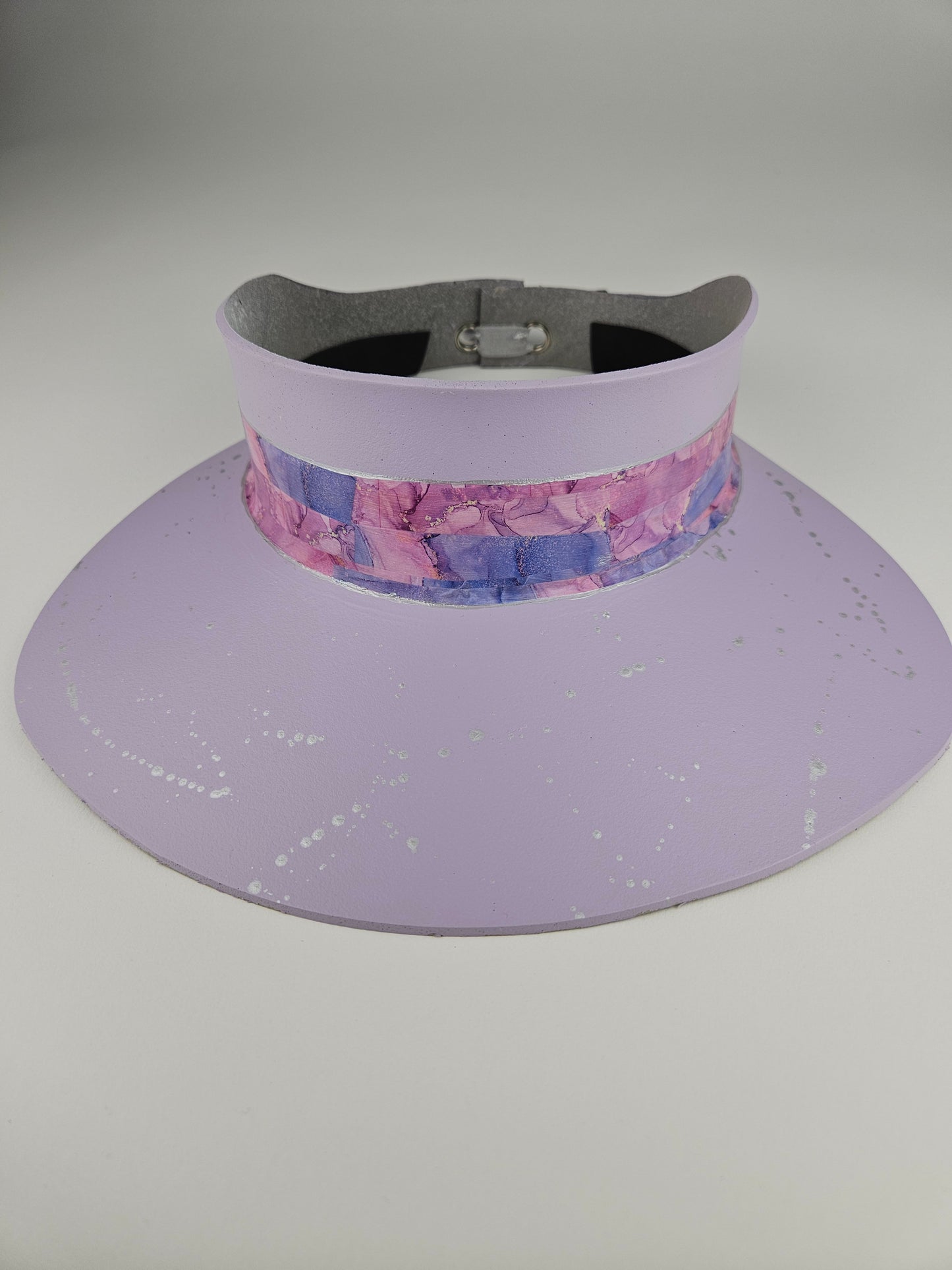 Lilac Purple Audrey Sun Visor Hat with Elegant Multicolor Marbled Band and Silver Paint Splatter Effect: 1950s, Walks, Brunch, Asian, Golf, Summer, Church, No Headache, Pool, Beach